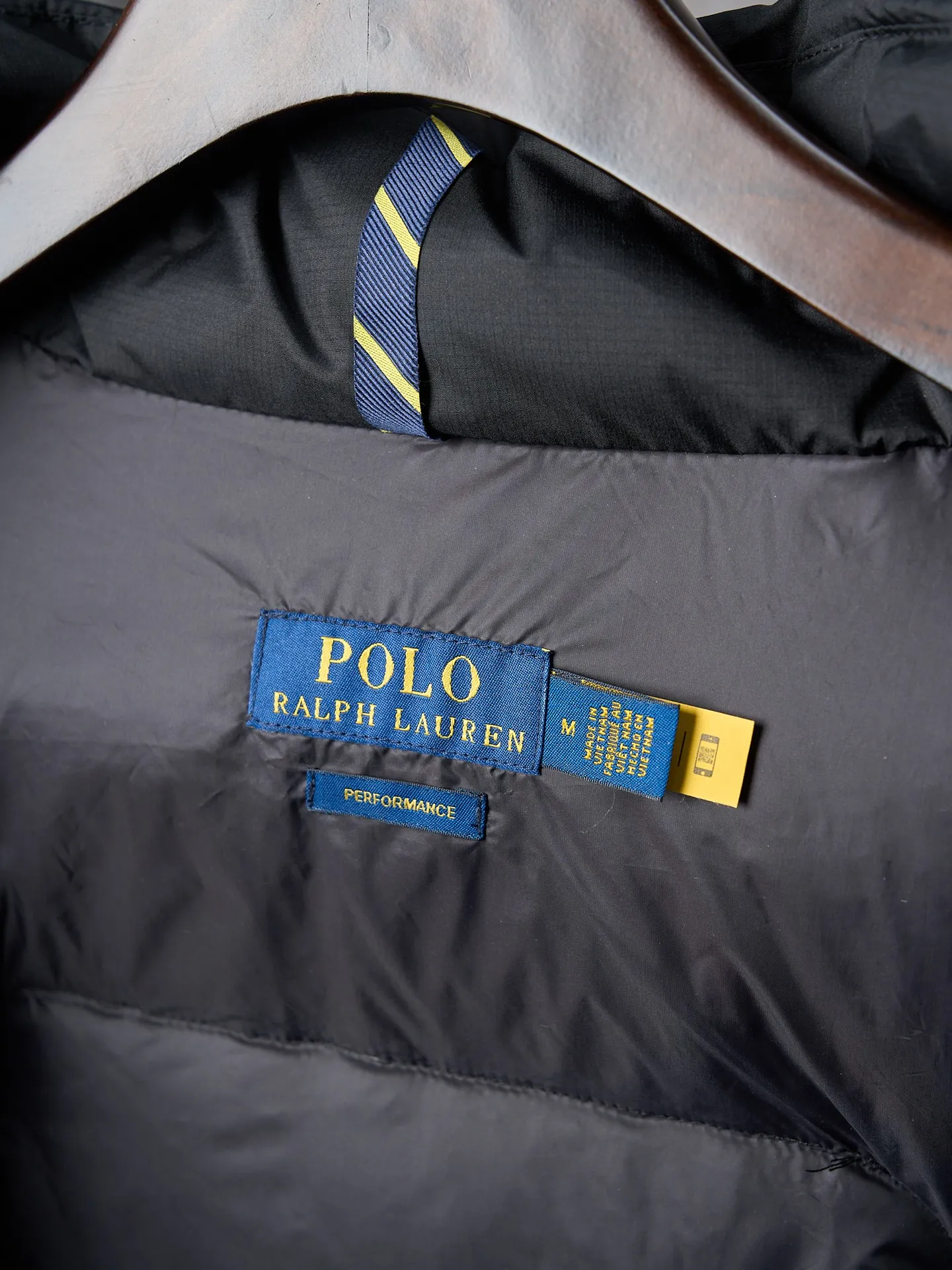 P940 Actual auction】Ralph Lauren/Ralph Lauren classic red label pony embroidered zipper hooded down jacket [Ready stock] S M L XL is made of 90 white duck down with a weight of 260g, ensuring excellent thermal insulation performance. After strict screening and processing, the velvet is not easy to drill, ensuring durability. The nylon fabric has good windproof and waterproof properties, which can effectively block the intrusion of wind and rain from the outside. It keeps the interior dry and is suitable for wearing in humid or rainy environments.  The red label on the chest is made with an imported MECLO embroidery machine. The original pattern is scanned first, and then high-quality silk thread is used to make a pattern. The density effect is adjusted by continuous pattern making.  Detachable hood: The down jacket is equipped with a detachable nylon hood, which users can easily remove or install according to weather changes or personal preferences, which is both practical and convenient.  Exquisite details: the zipper design is simple and elegant, easy to operate; the closing design of the cuffs and hem effectively prevents the intrusion of cold wind, improving the warmth and comfort of wearing.  All the hangtags, wash marks, air holes, and four-button buttons are all custom-made using original one-to-one molds.